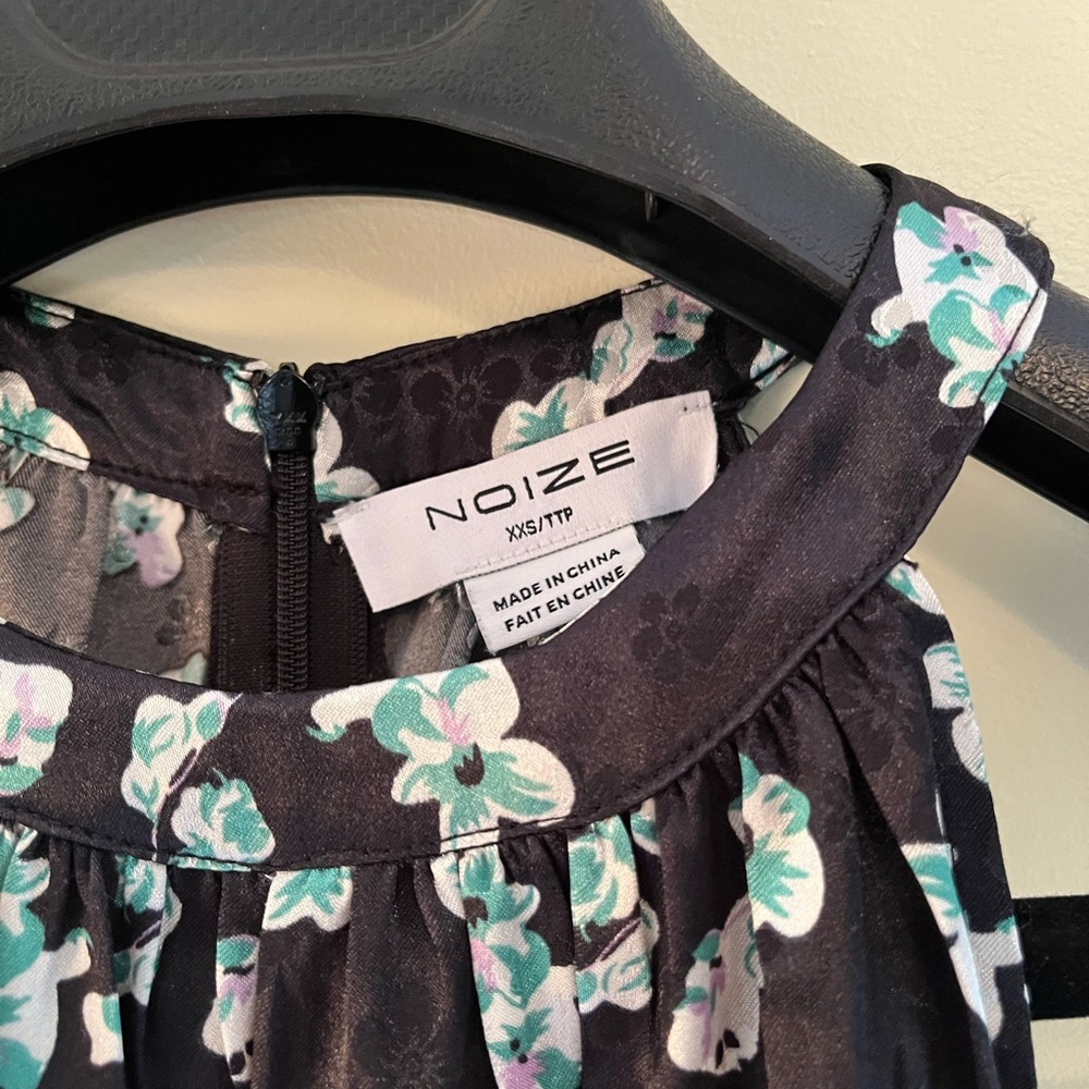 Like new Noize Black Floral Top XS - Picture 2 of 6